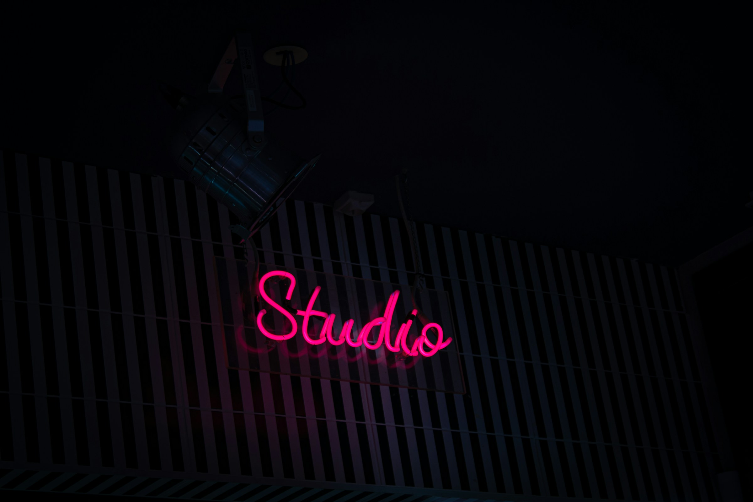 Neon Studio — ambiente del espacio